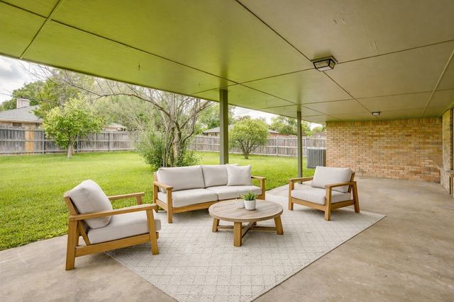 6800 Kingswood Drive, Fort Worth, TX 76133