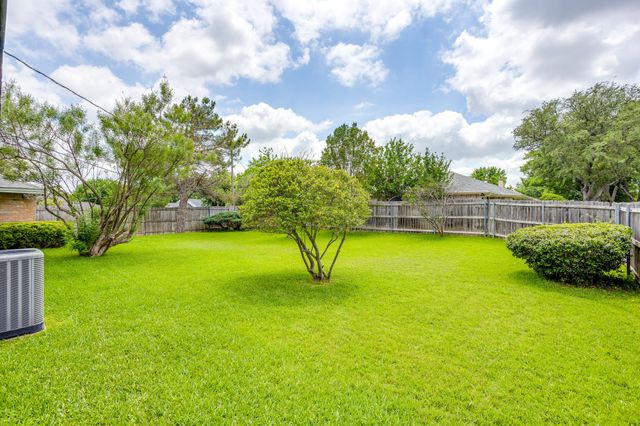 6800 Kingswood Drive, Fort Worth, TX 76133