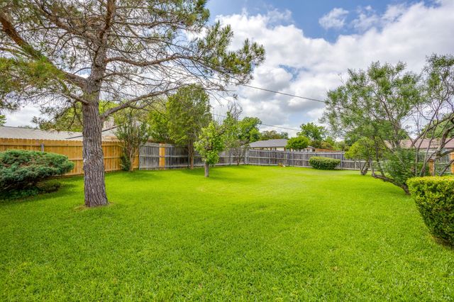 6800 Kingswood Drive, Fort Worth, TX 76133
