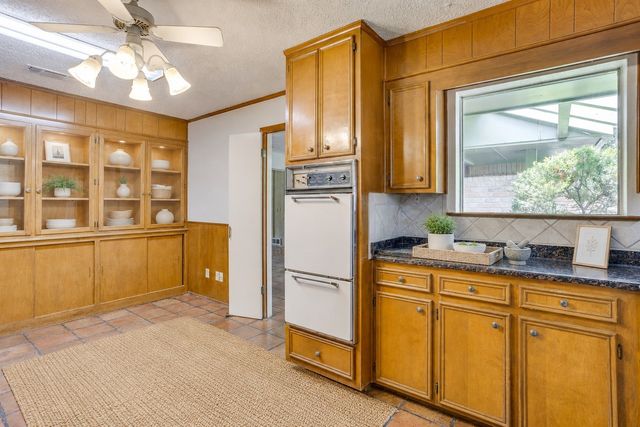 6800 Kingswood Drive, Fort Worth, TX 76133