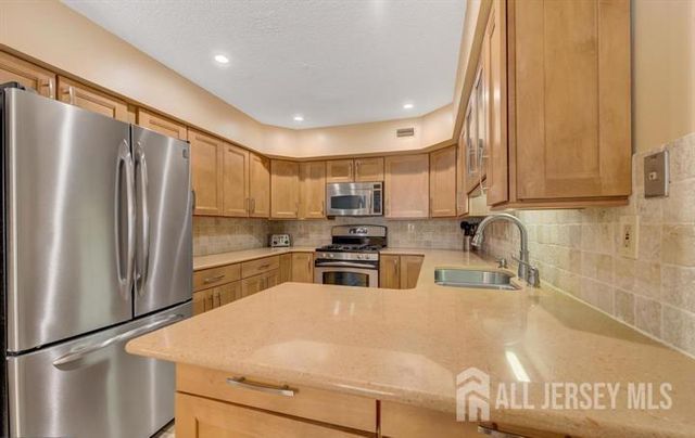 17 Ashford Drive, Plainsboro, NJ 08536