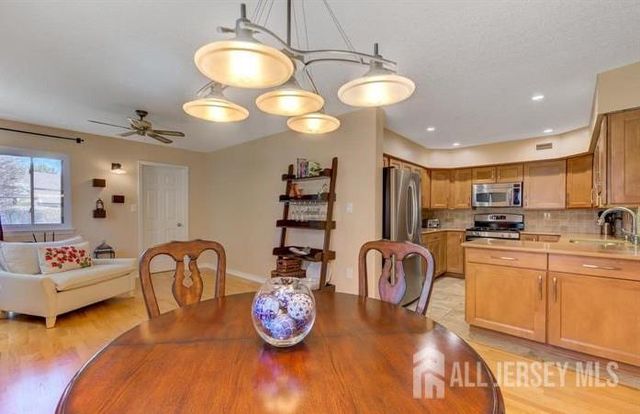17 Ashford Drive, Plainsboro, NJ 08536
