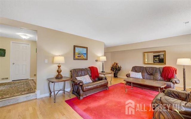 17 Ashford Drive, Plainsboro, NJ 08536