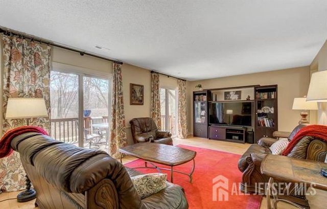 17 Ashford Drive, Plainsboro, NJ 08536