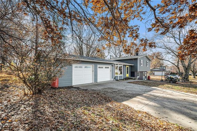 111 Pawnee Street, Hiawatha, KS 66434