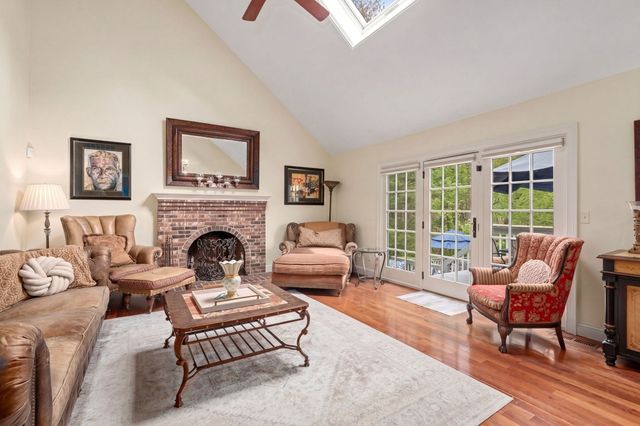71 Sears Rd, Southborough, MA 01772