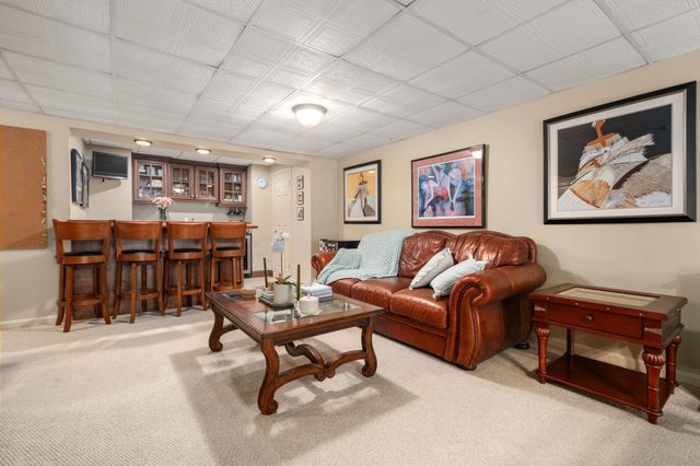 71 Sears Rd, Southborough, MA 01772