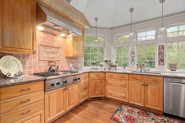 71 Sears Rd, Southborough, MA 01772