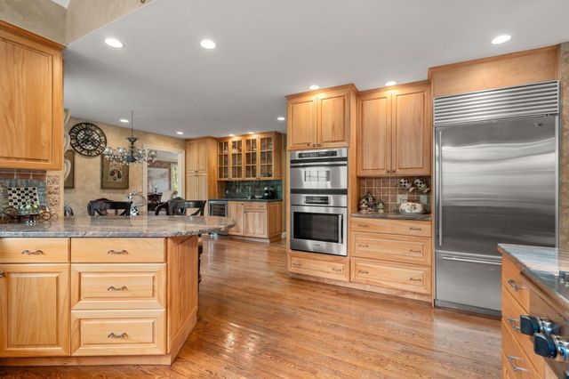 71 Sears Rd, Southborough, MA 01772