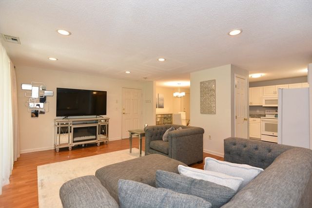 14 Bourbon St. 31, Peabody, MA 01960