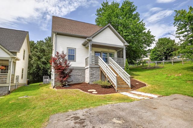 2143 Bell St Apt A, Ashland City, TN 37015