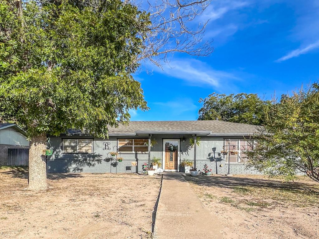 Image 1 of property listing at 1100 N Ohio Avenue, Big Lake, TX 76932
