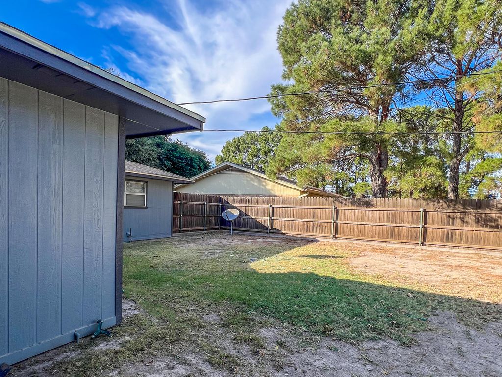 Image 18 of property listing at 1100 N Ohio Avenue, Big Lake, TX 76932