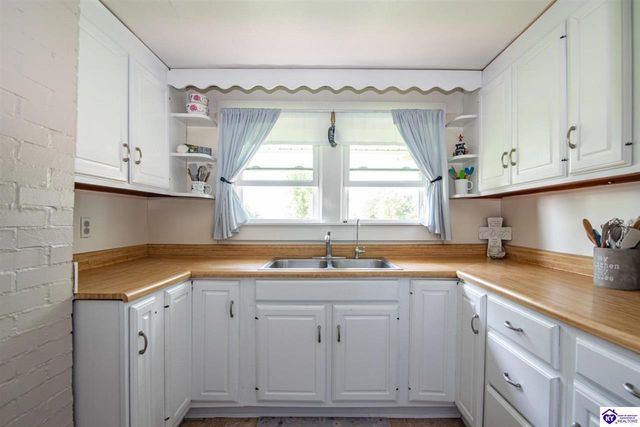 2425 Cave Hill Road, Munfordville, KY 42765