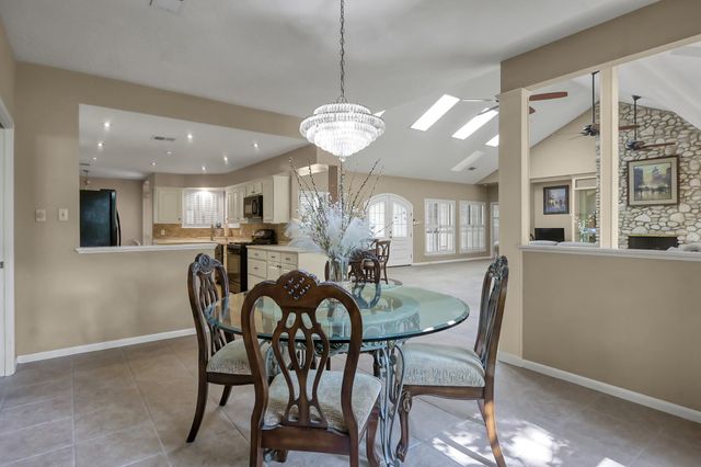341 Rolling Hills Drive, Conroe, TX 77304