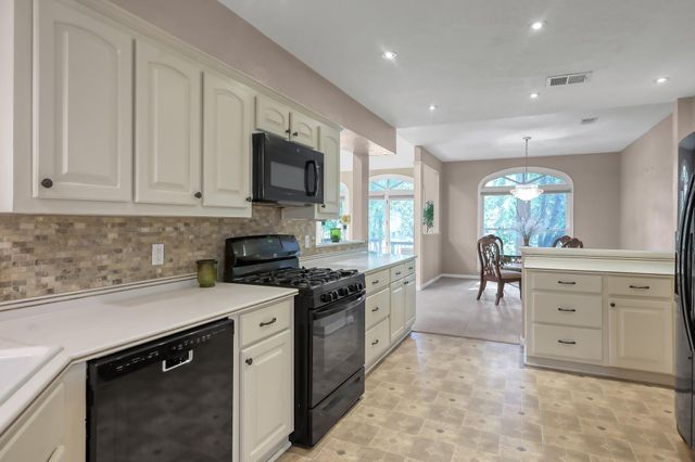 341 Rolling Hills Drive, Conroe, TX 77304