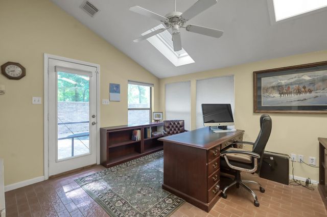 341 Rolling Hills Drive, Conroe, TX 77304