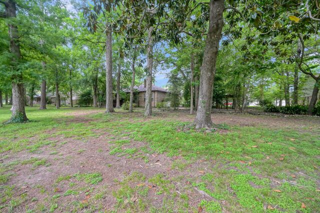 341 Rolling Hills Drive, Conroe, TX 77304