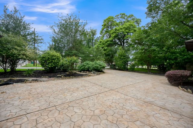 341 Rolling Hills Drive, Conroe, TX 77304