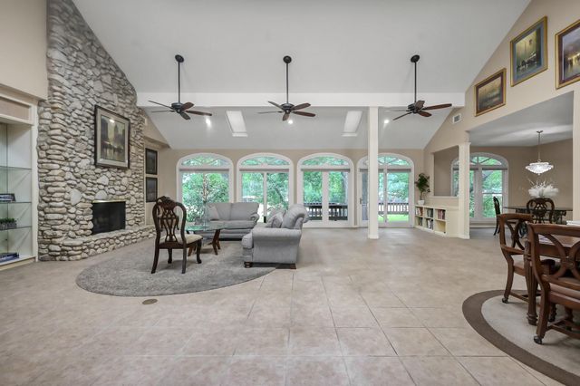 341 Rolling Hills Drive, Conroe, TX 77304