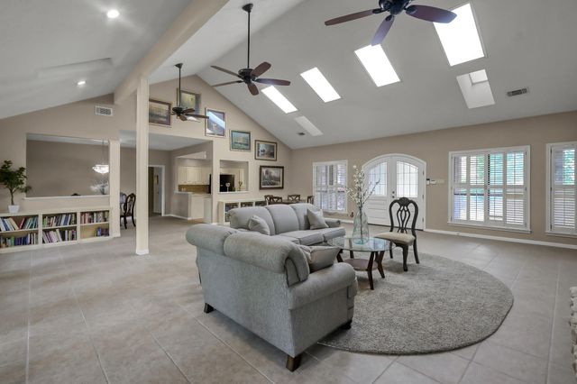 341 Rolling Hills Drive, Conroe, TX 77304