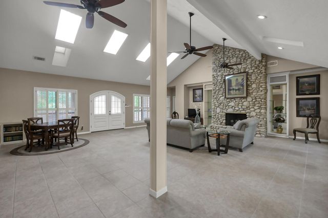 341 Rolling Hills Drive, Conroe, TX 77304