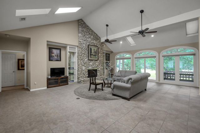 341 Rolling Hills Drive, Conroe, TX 77304