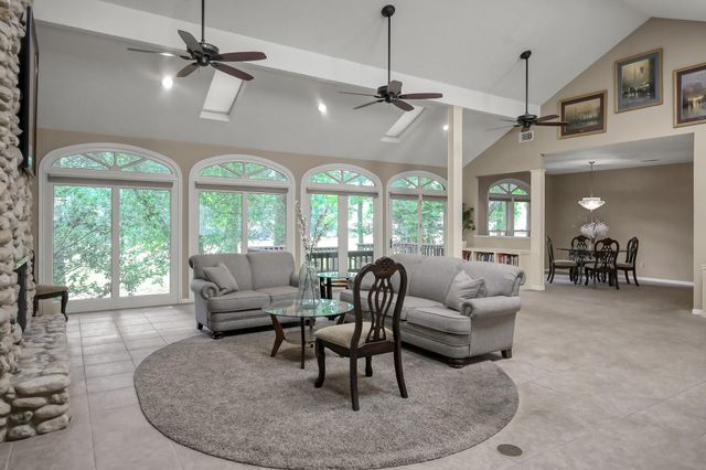 341 Rolling Hills Drive, Conroe, TX 77304