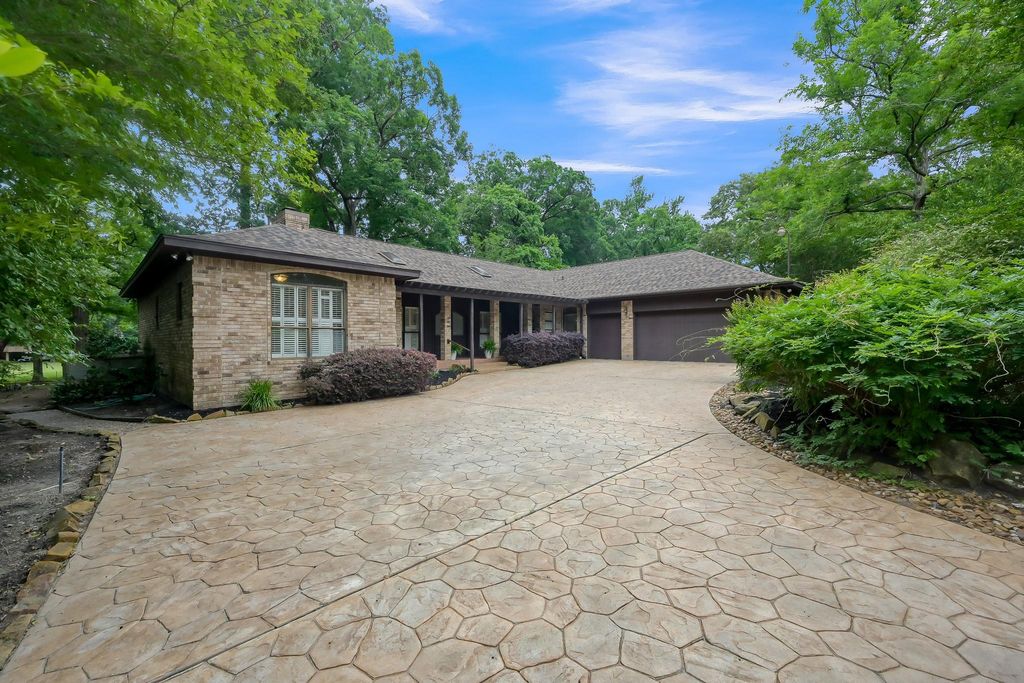 341 Rolling Hills Drive, Conroe, TX 77304