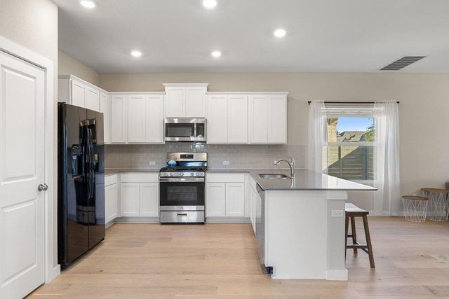 440 Wolf Springs RD, Georgetown, TX 78628