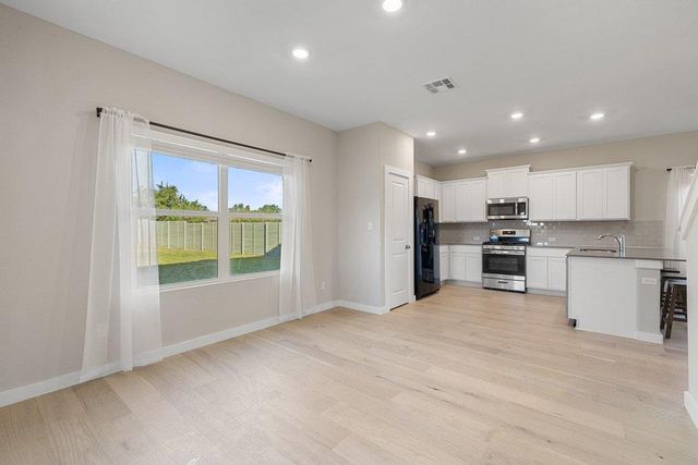 440 Wolf Springs RD, Georgetown, TX 78628