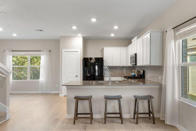 440 Wolf Springs RD, Georgetown, TX 78628