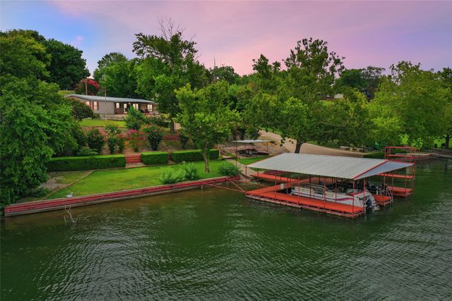 363 Oakview Road, Gainesville, TX 76240