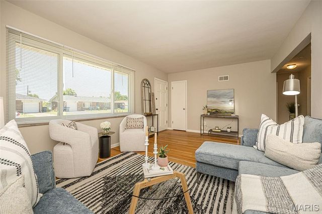 215 Walworth Drive, St Louis, MO 63125