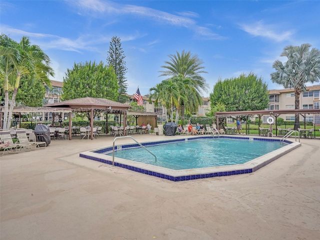 4805 NW 35th St 603, Lauderdale Lakes, FL 33319