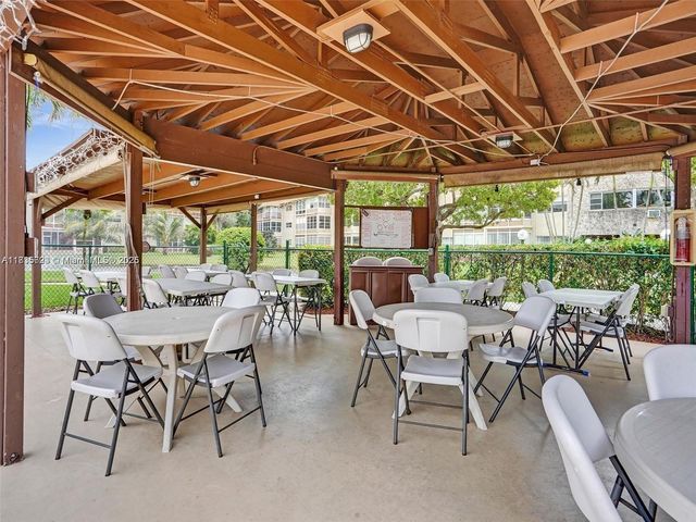 4805 NW 35th St 603, Lauderdale Lakes, FL 33319