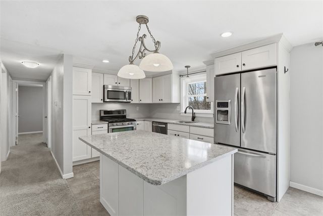 18 Crestwood Dr, Cecil, PA 15321