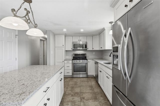 18 Crestwood Dr, Cecil, PA 15321