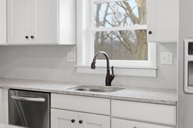 18 Crestwood Dr, Cecil, PA 15321