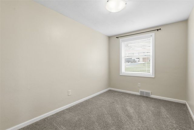 18 Crestwood Dr, Cecil, PA 15321