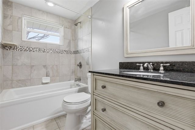 18 Crestwood Dr, Cecil, PA 15321