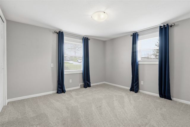 18 Crestwood Dr, Cecil, PA 15321