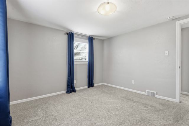 18 Crestwood Dr, Cecil, PA 15321