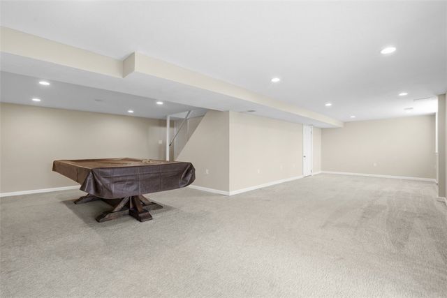 18 Crestwood Dr, Cecil, PA 15321