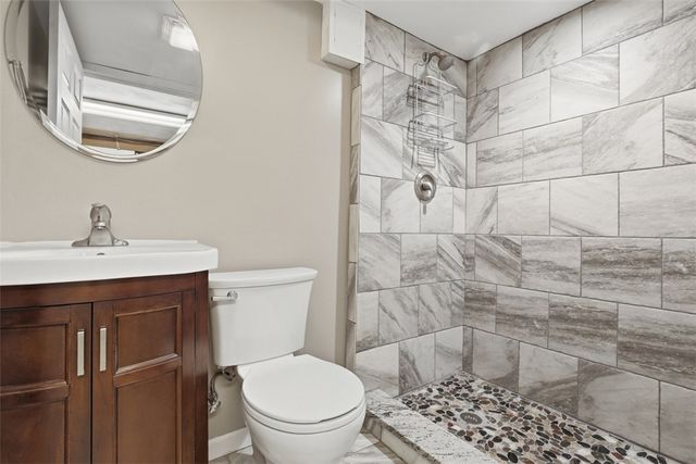 18 Crestwood Dr, Cecil, PA 15321