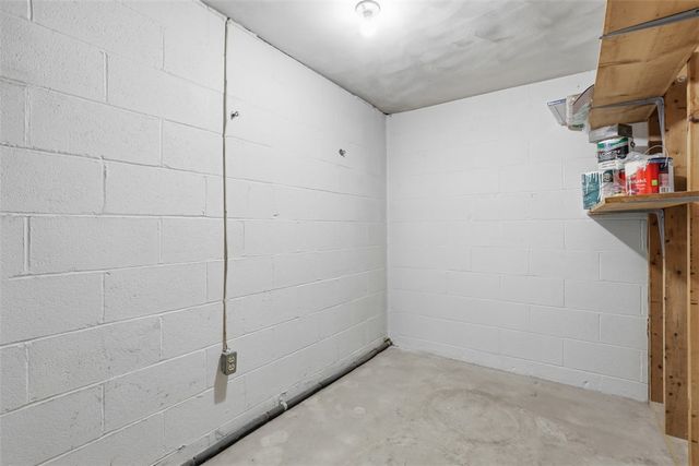 18 Crestwood Dr, Cecil, PA 15321