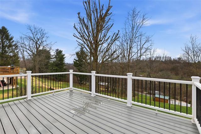 18 Crestwood Dr, Cecil, PA 15321