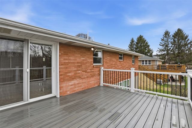 18 Crestwood Dr, Cecil, PA 15321