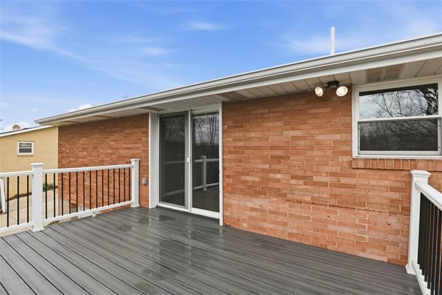 18 Crestwood Dr, Cecil, PA 15321