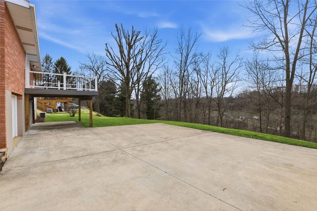 18 Crestwood Dr, Cecil, PA 15321